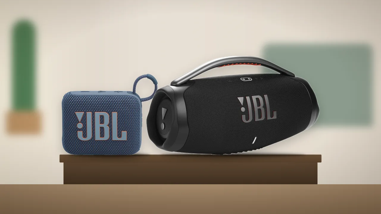 Doua boxe bluetooth comparate ca marime: JBL Go 4 de 190 de grame langa JBL Boombox 3 de 6,7 kilograme